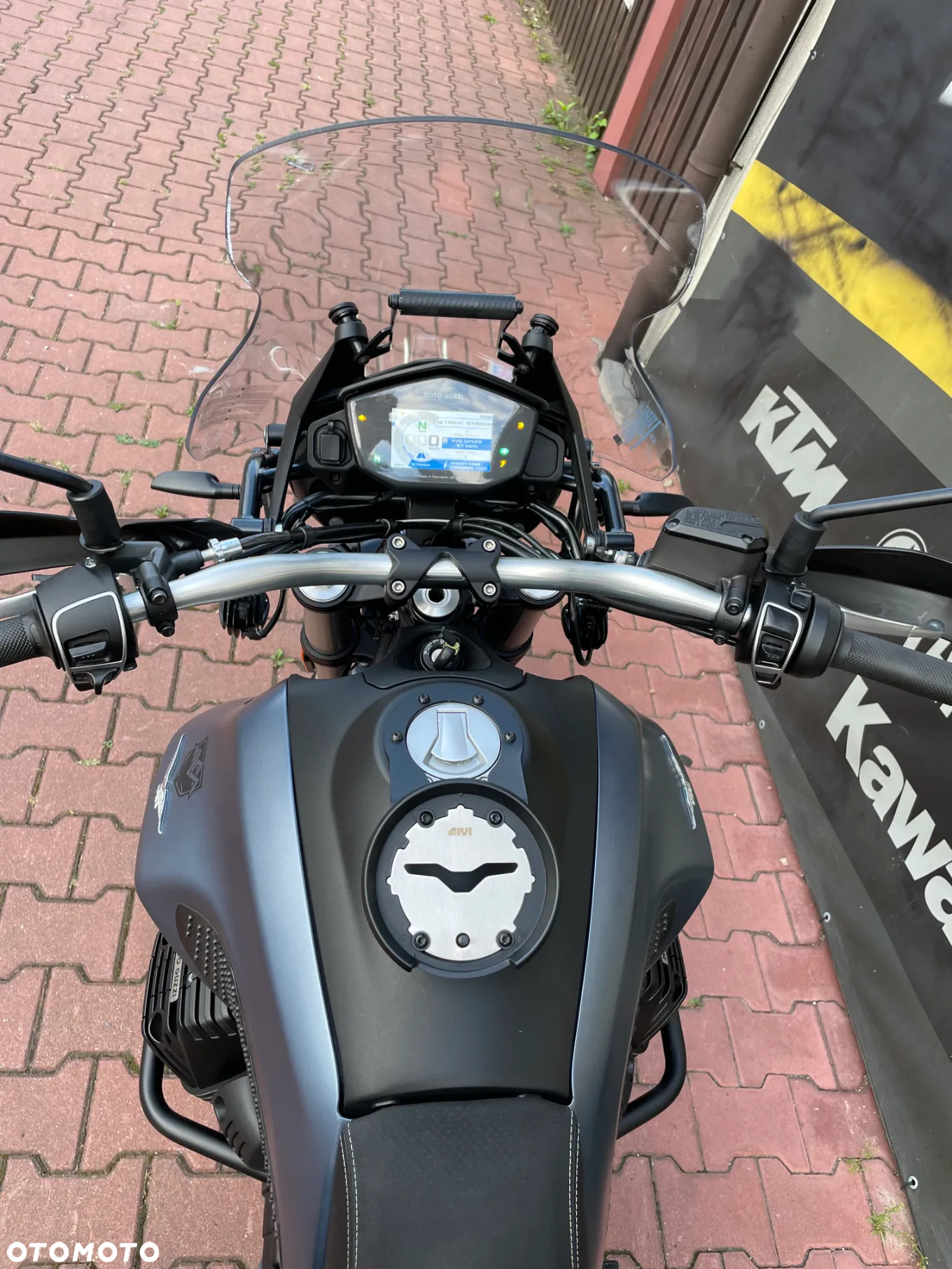 Moto Guzzi V85 - 18