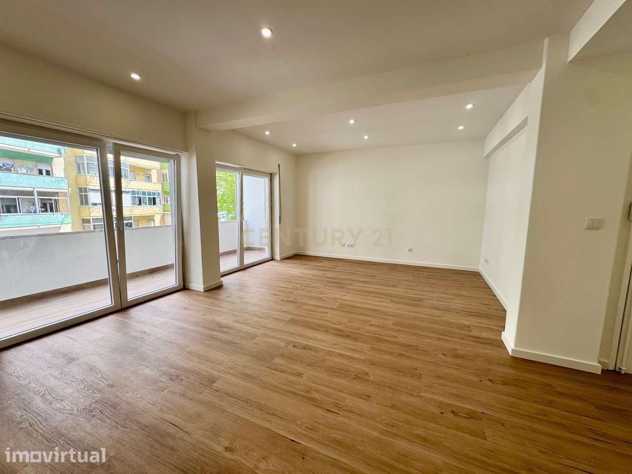 Apartamento T2 com varanda e garagem privativa no Lumiar - Grande imagem: 2/34