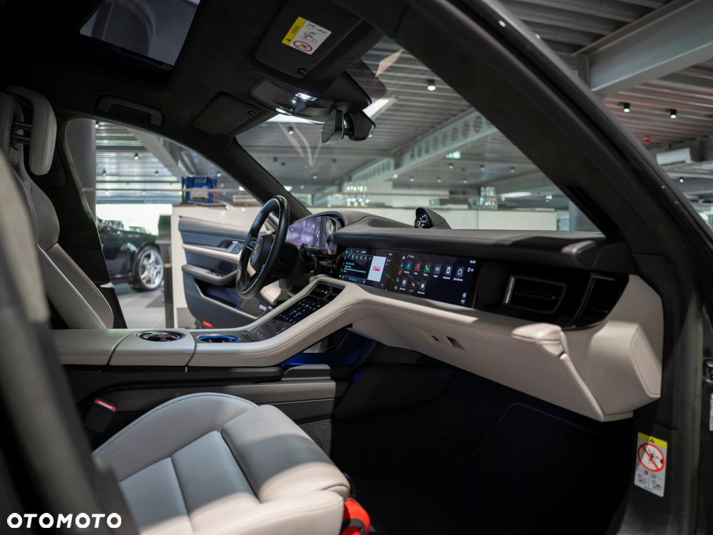 Porsche Taycan Turbo S - 24