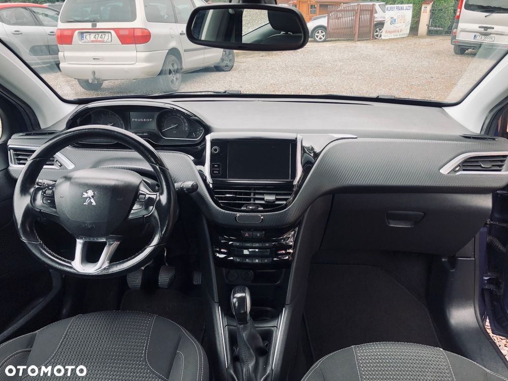Peugeot 208 - 8