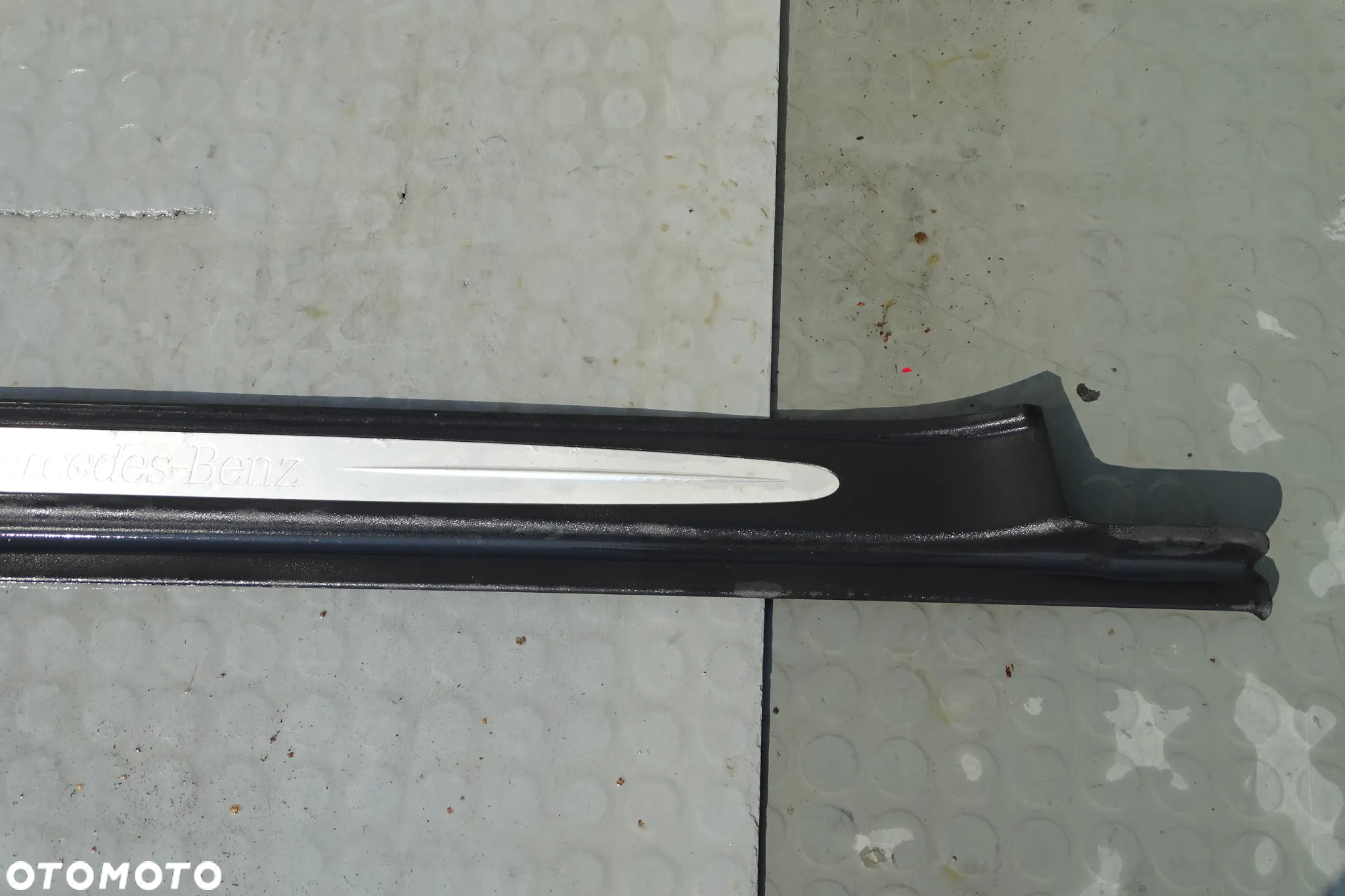 Listwa wewnętrzna progowa lewa Mercedes CLK W209 AMG A2096800135 - 2