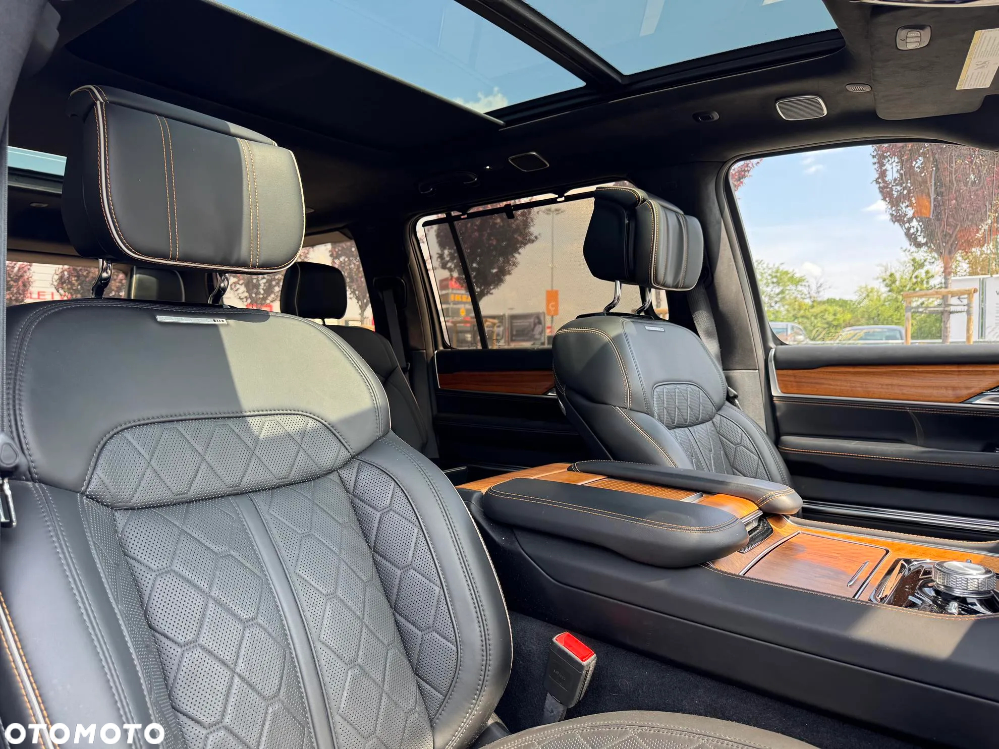 Jeep Grand Wagoneer - 10