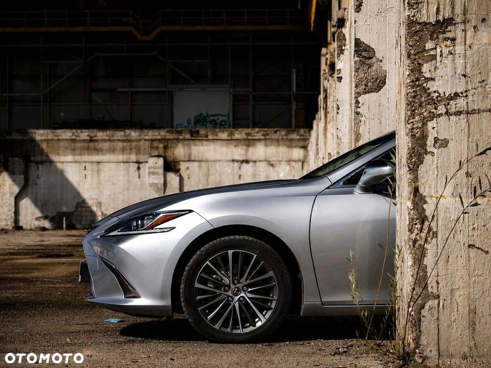 Lexus ES 300h Business Edition - 17