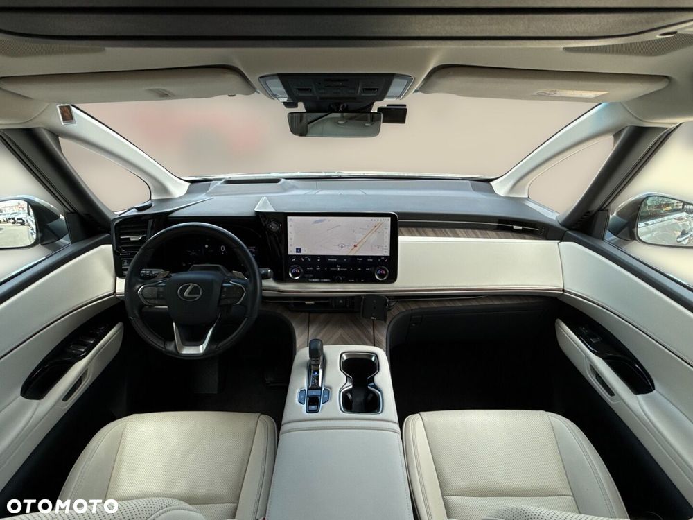 Lexus LM - 22