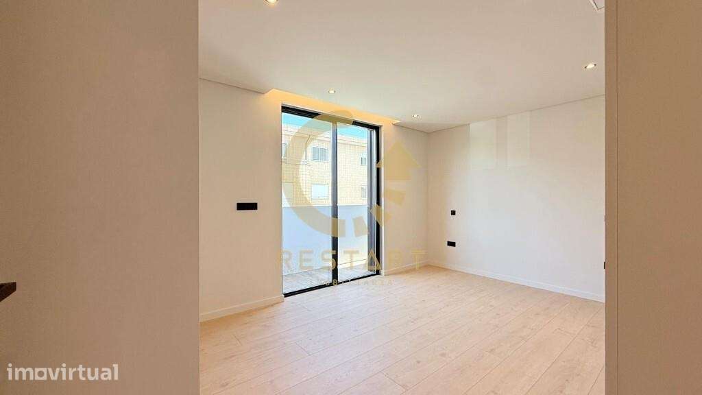 T4 amplo com varanda de 48m2 e 4 quartos - Grande imagem: 3/30