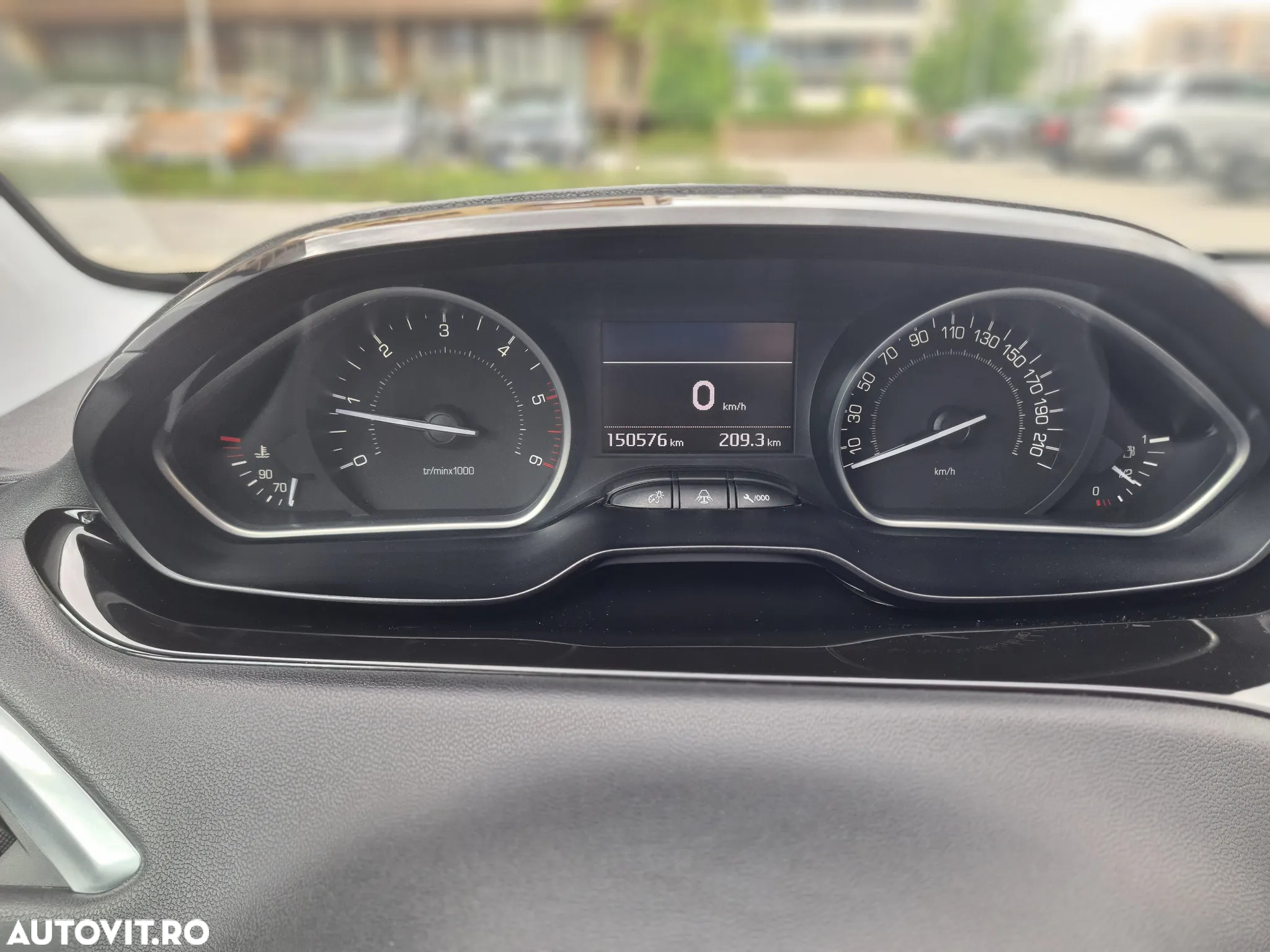 Peugeot 208 1.6 e-HDi FAP STT Allure - 12