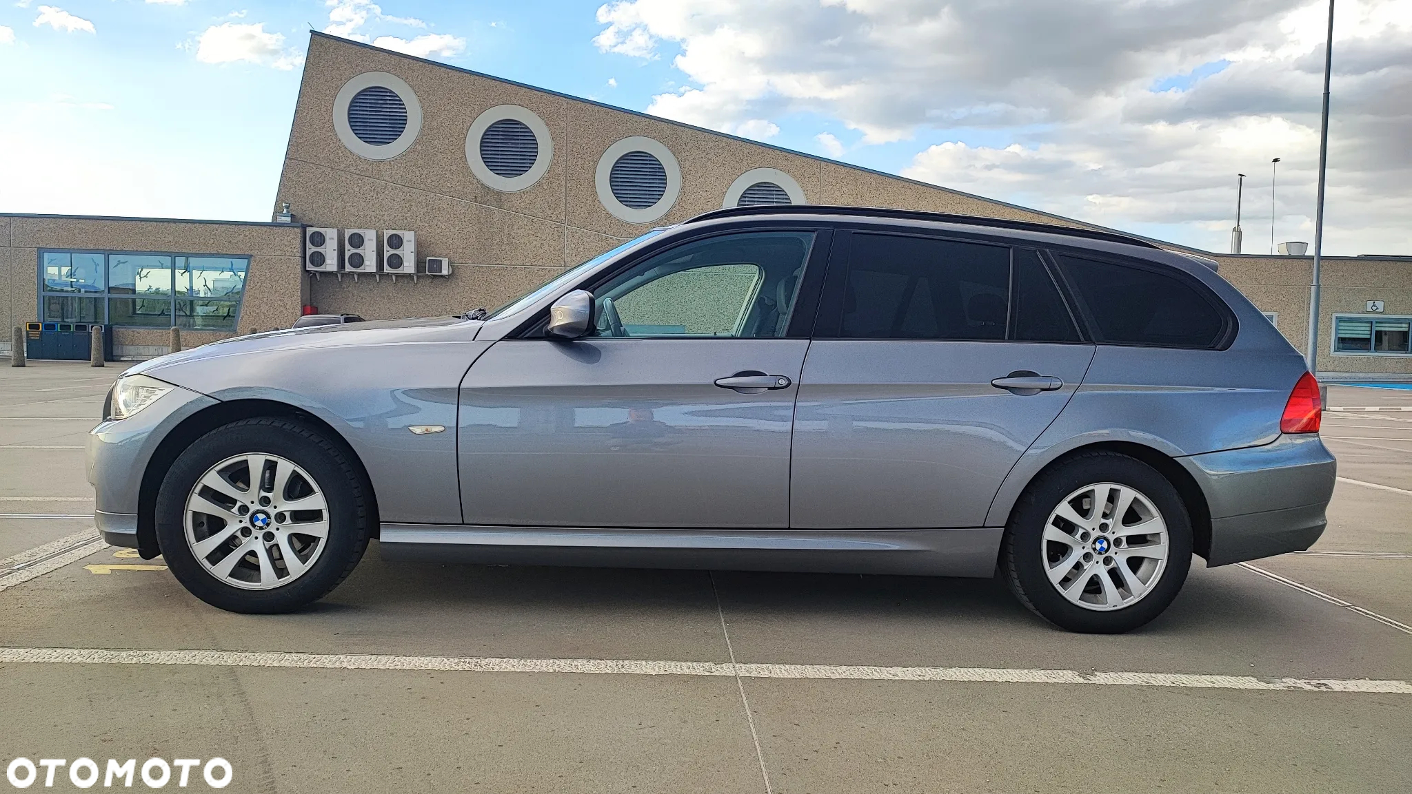 BMW Seria 3 318i Touring - 12
