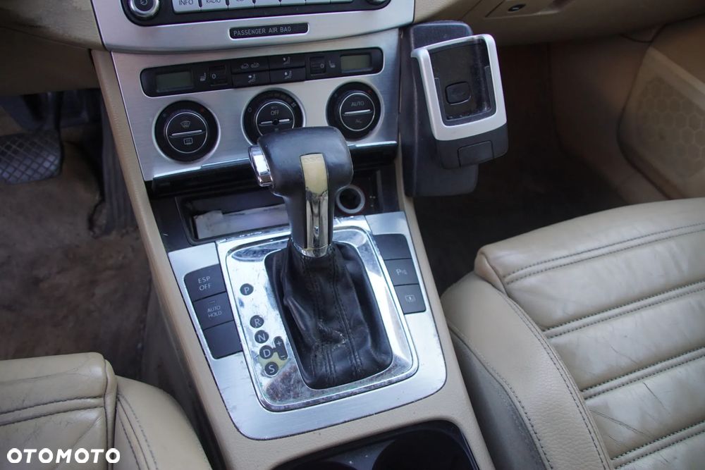 Auto na części - Volkswagen Passat B6 2.0 TDI 170 KM BMR KDA LC9X 2007R Silnik Skrzynia Drzwi Maska Błotnik Klapa Zderzak Lampa Klamka Szyba Lusterko Deska Kokpit Sterownik Moduł Czujnik Licznik Wyświetlacz Panel Kierownica - 13