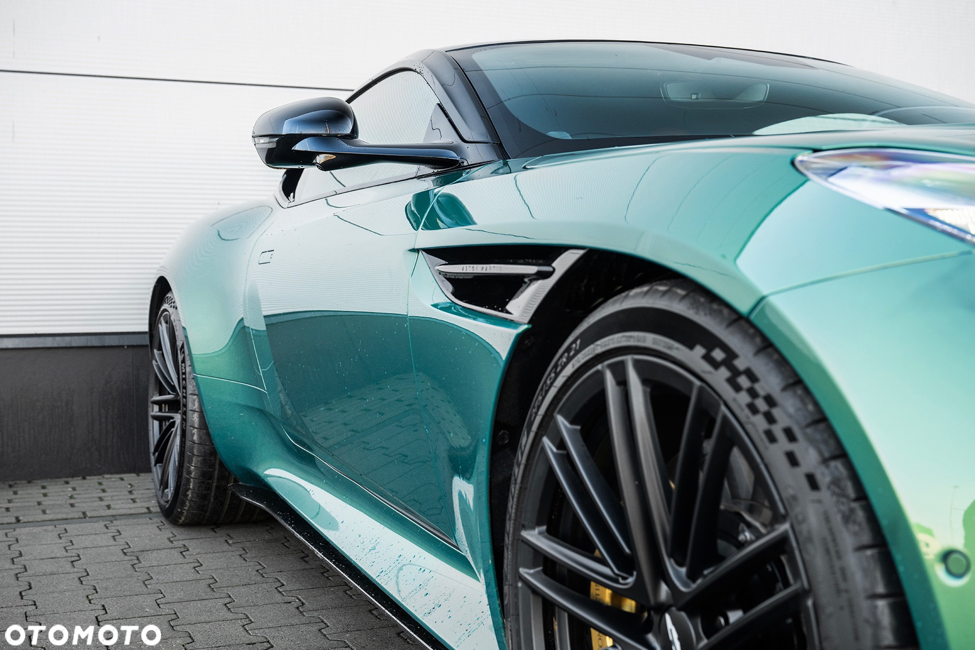 Aston Martin DB12 - 12