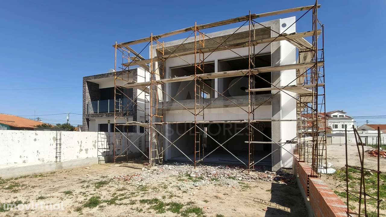 Moradia T4 c/ 1 Master Suite + 2 Suites, Jardim & Parqueamento ! - Grande imagem: 5/37