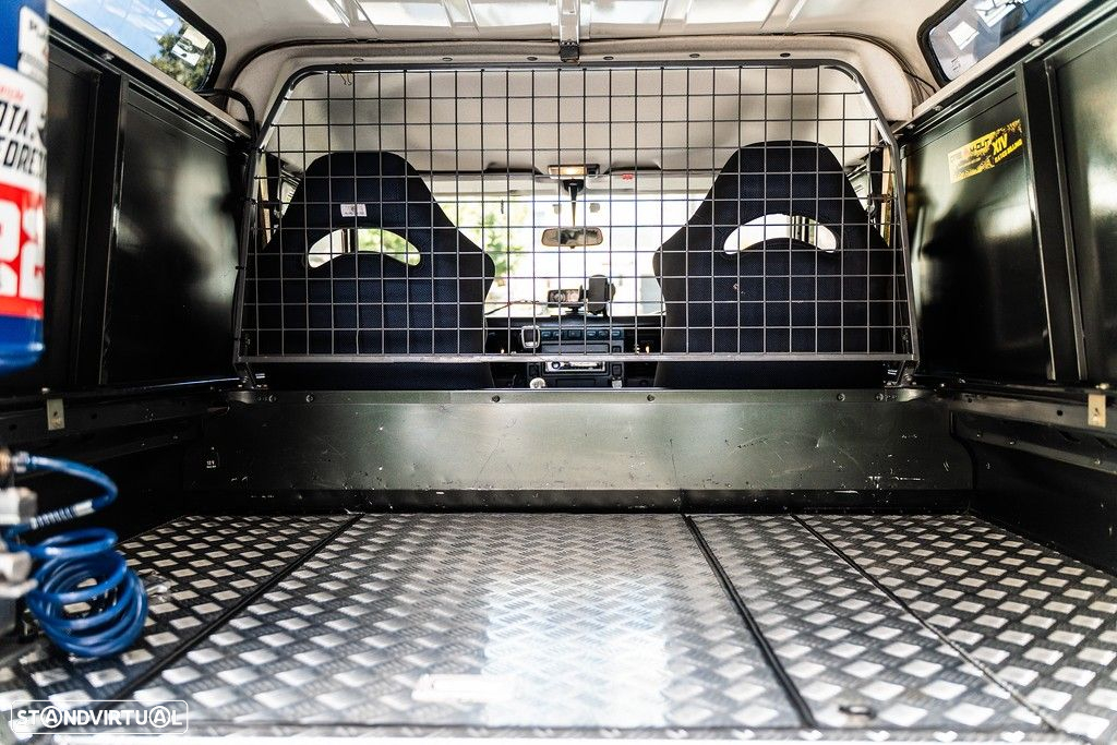 Land Rover Defender - 38