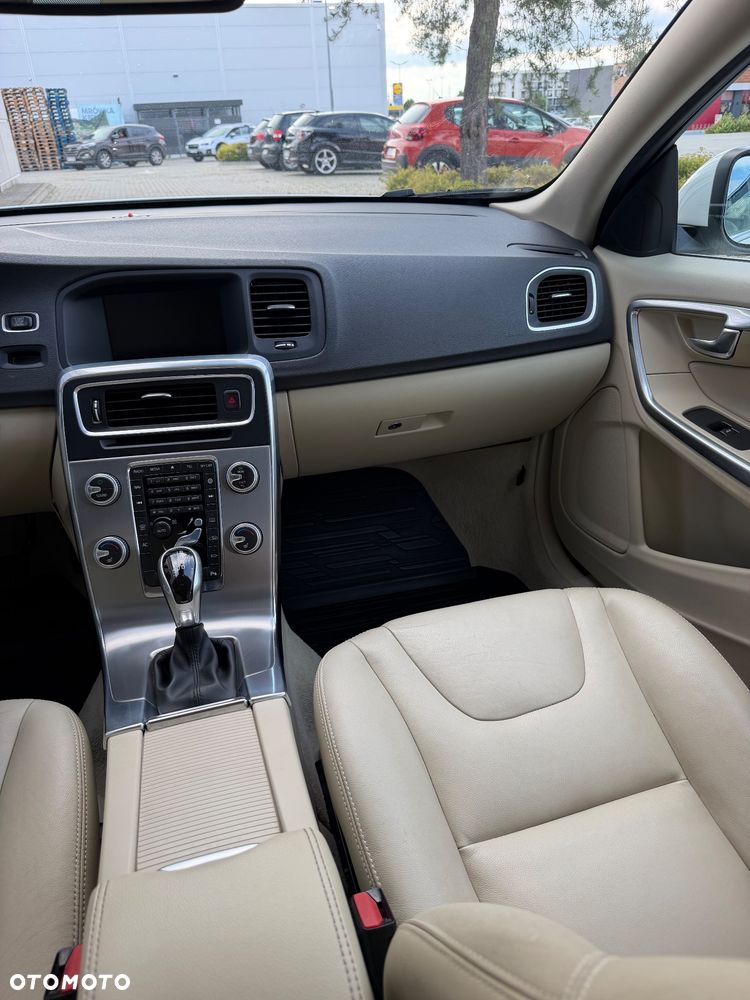 Volvo V60 T3 Geartronic Momentum - 16