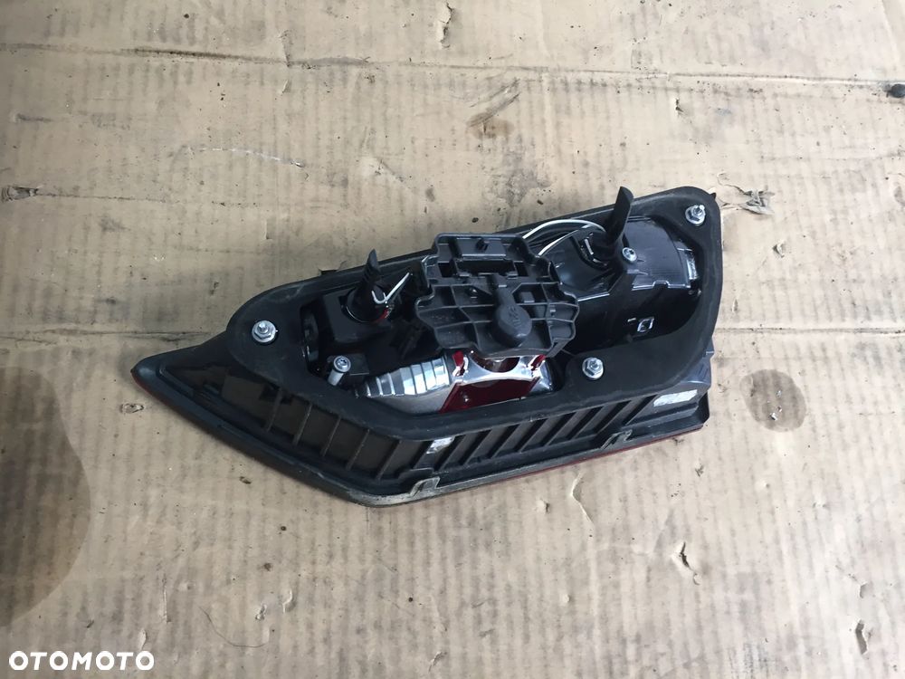 SEAT LEON 13R LAMPA LEWA TYŁ W KLAPĘ 5F9945093 - 2