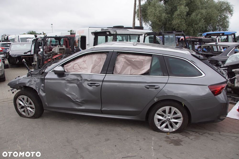 Auto na części - Skoda Octavia IV Lift 1.5 TSI 150 KM DXDB WGS LF7C 2024R Drzwi Zderzak Lampa Lusterko Klamka Szyba Deska Kokpit Sterownik Moduł Czujnik Licznik Wyświetlacz Panel Kierownica - 4