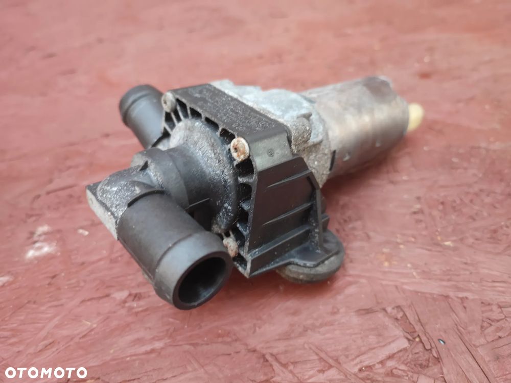 BMW E81 / E82 / E87 / E90 / E92 / E84 / E88 / E93 ORYGINALNA DODATKOWA POMPA WODY / ELEKTRYCZNA POMPA WODY NAGRZEWNICY O NR.  64 11 6 928 246 OEM W BARDZO DOBRYM STANIE - 1