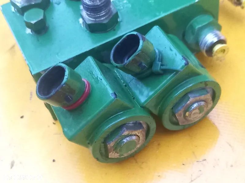 Blok zaworowy amortyzacji kabiny John Deere 6620 - 3