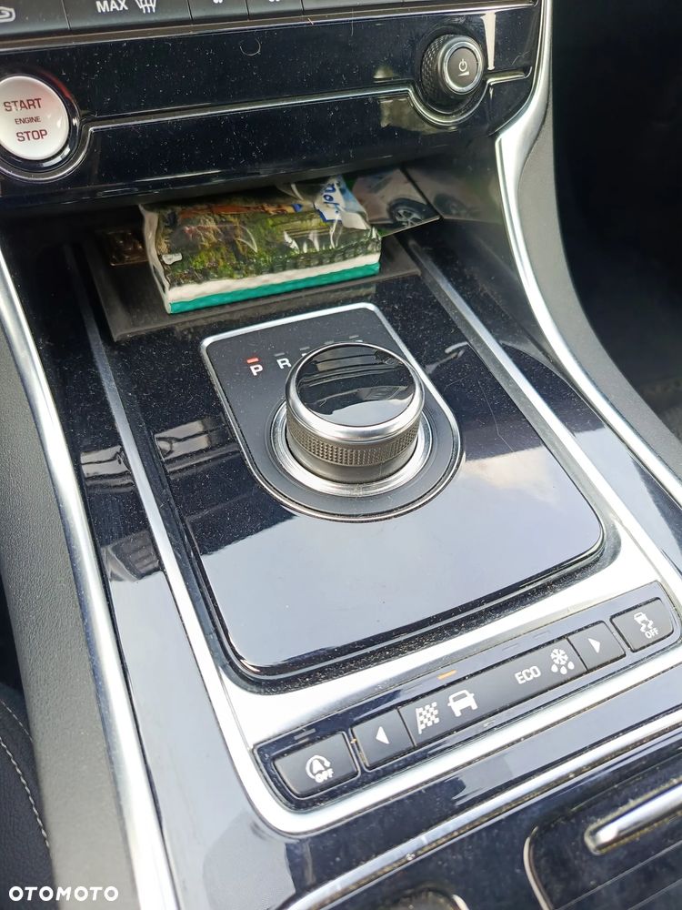 Jaguar XE 2.0 D AWD R-Sport - 15