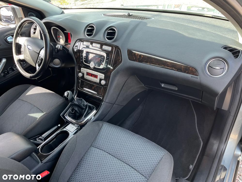 Ford Mondeo 2.0 Ghia - 29