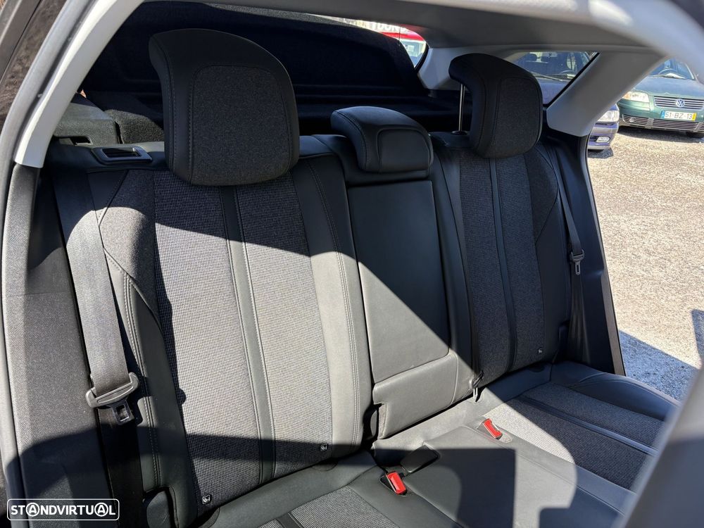 Peugeot 3008 1.2 PureTech Allure EAT8 - 27