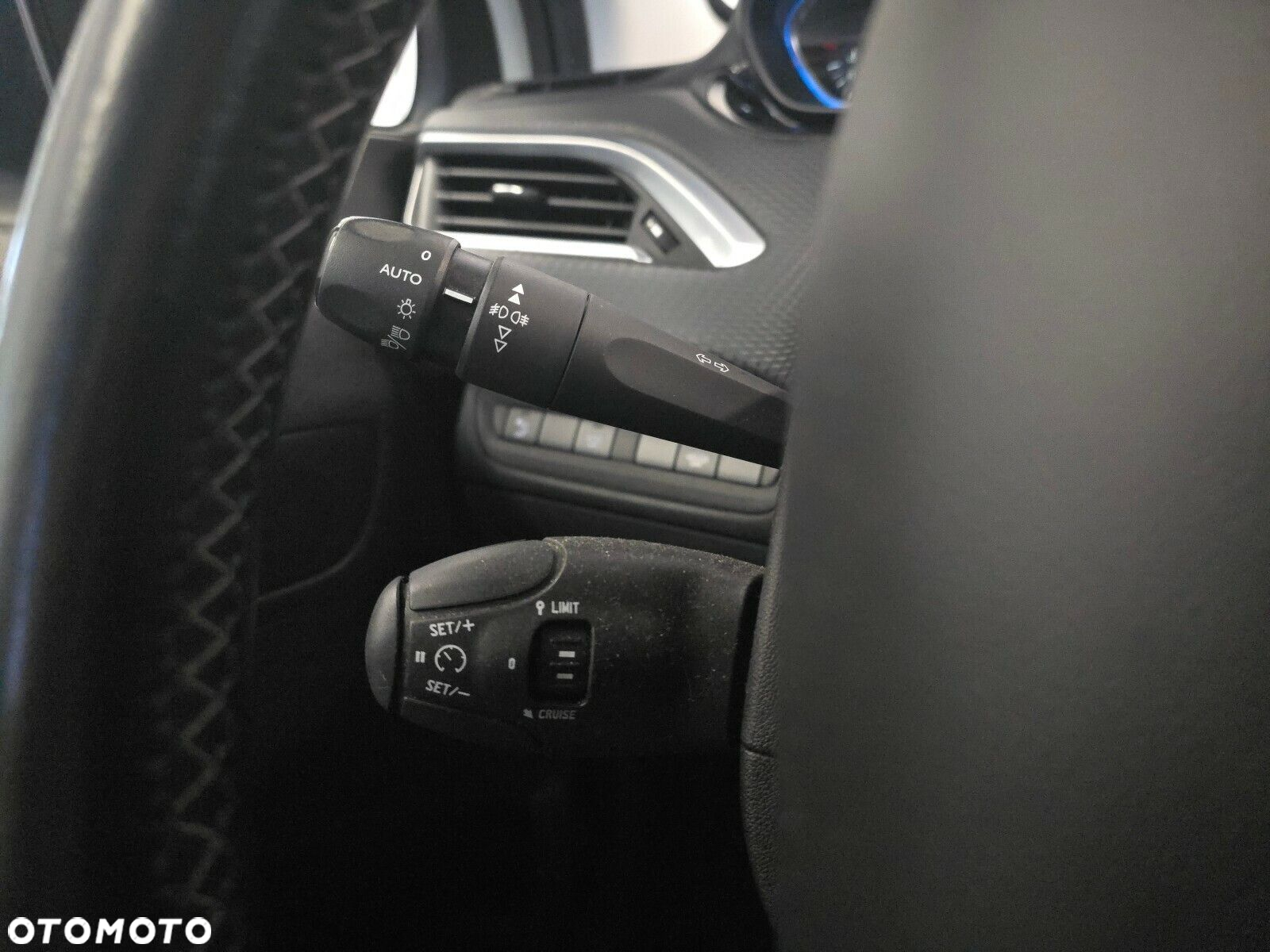 Peugeot 2008 1.2 Pure Tech GPF Allure S&S - 17