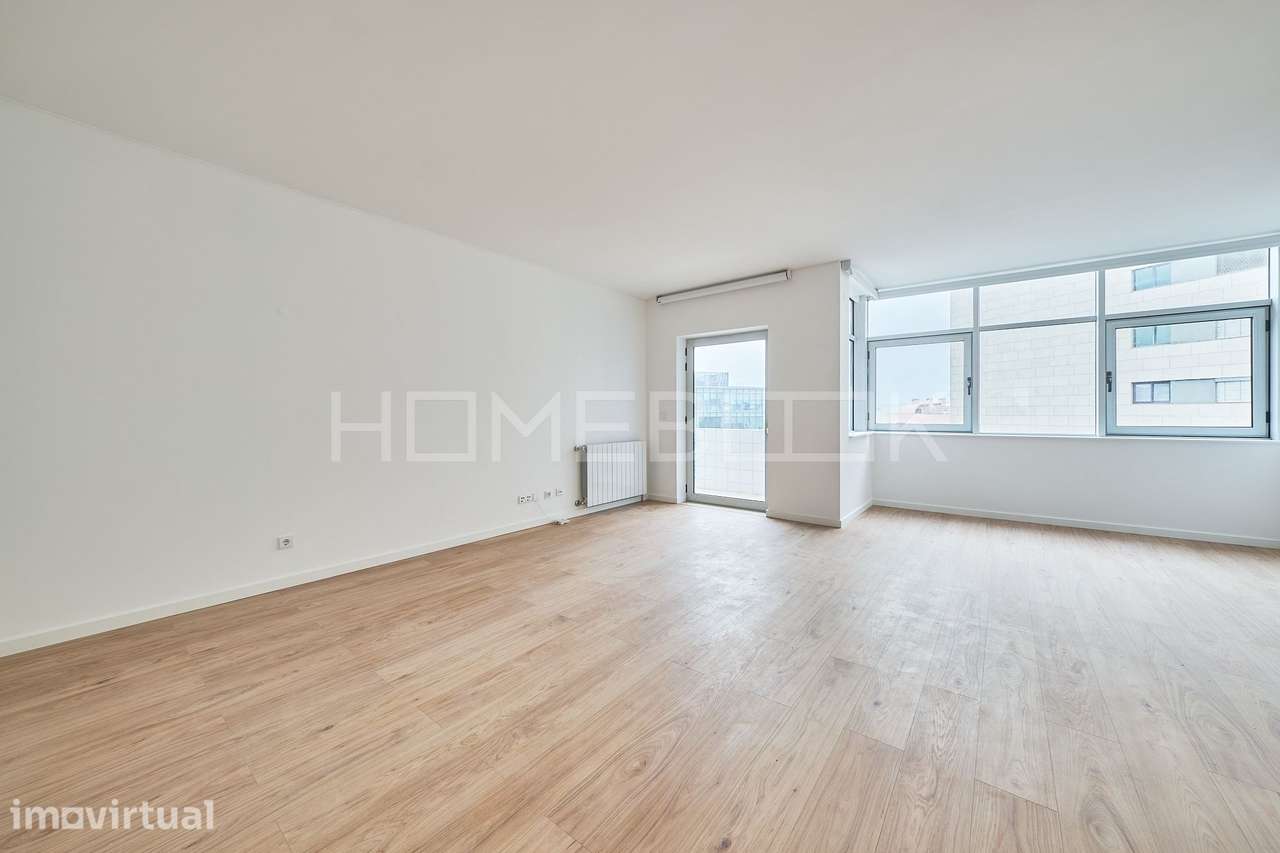 T3 Remodelado com Vista Rio e 2 Lugares de Garagem - Grande imagem: 2/23