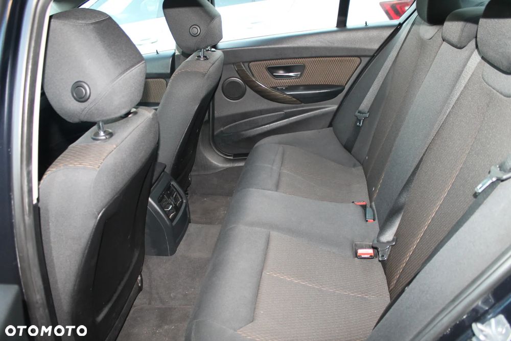 BMW Seria 3 320i Luxury Line - 16