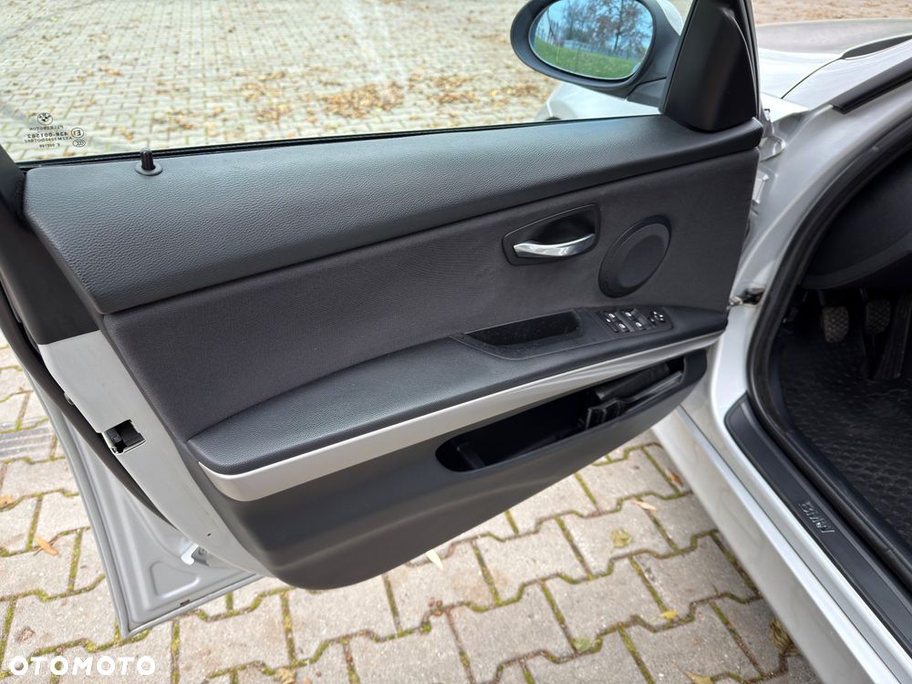 BMW Seria 3 318i Touring - 18