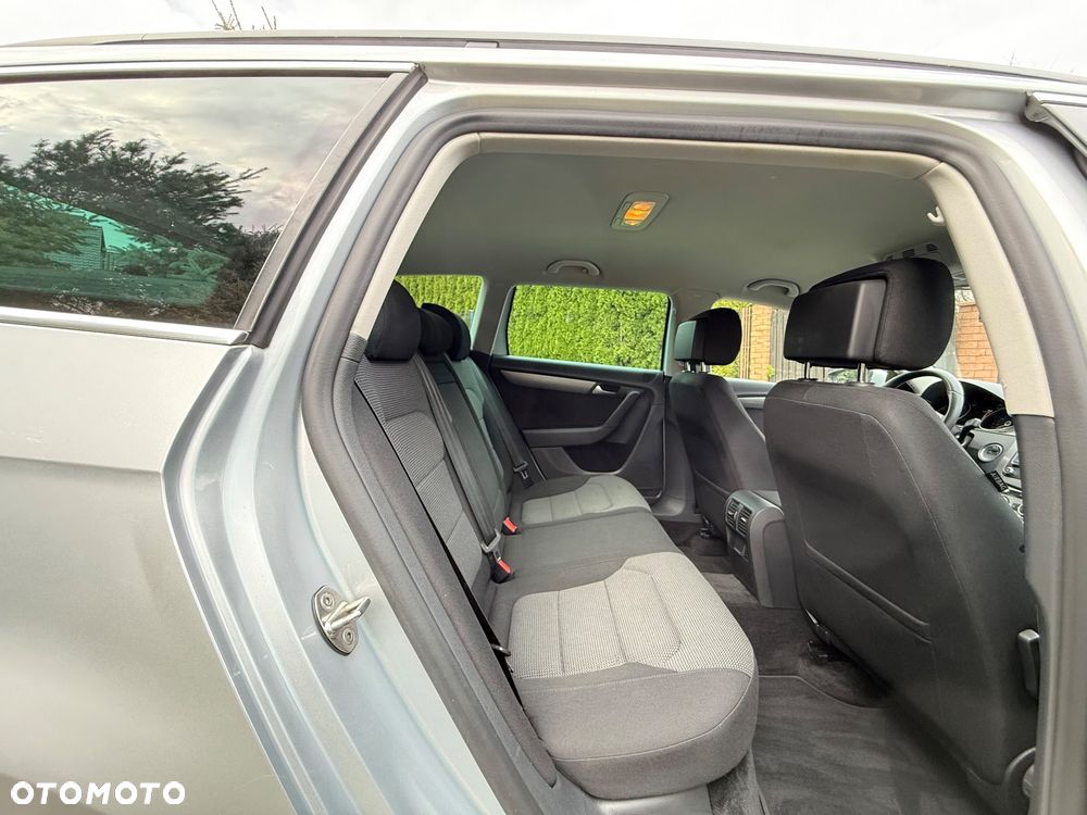 Volkswagen Passat 1.6 TDI DPF BlueMot Highline - 29