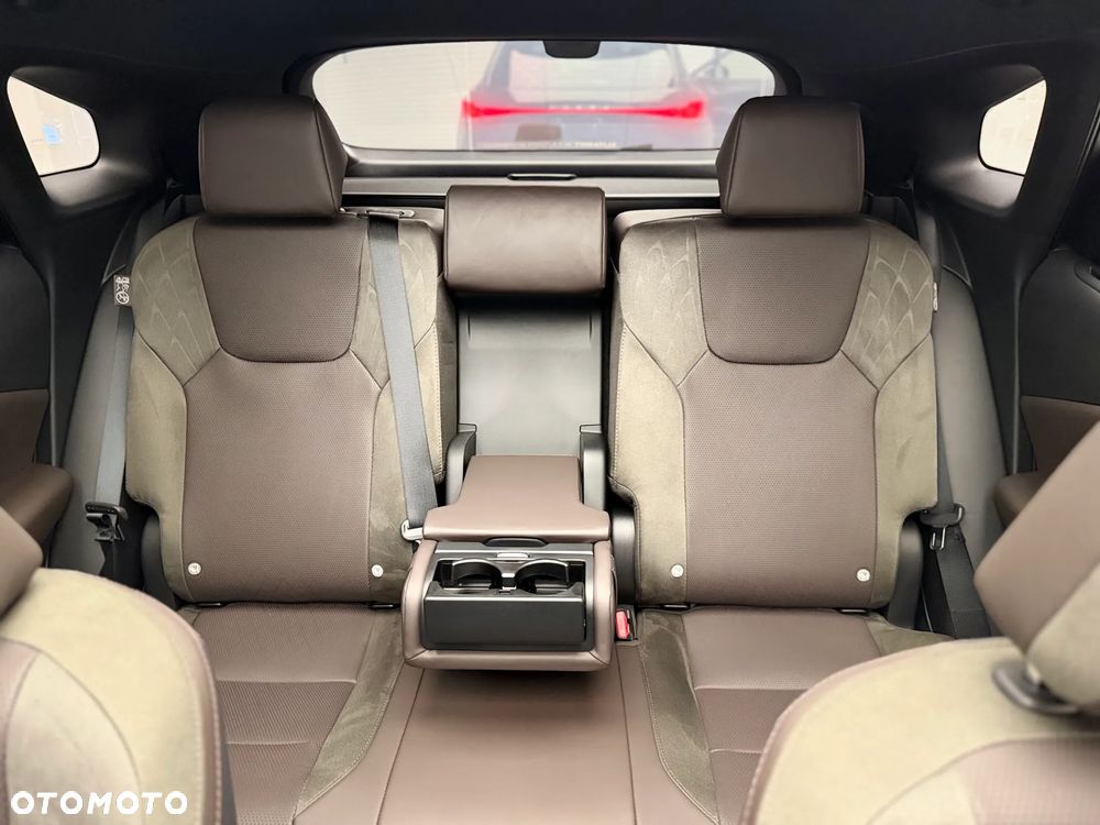 Lexus RX 450h+ Omotenashi - 17