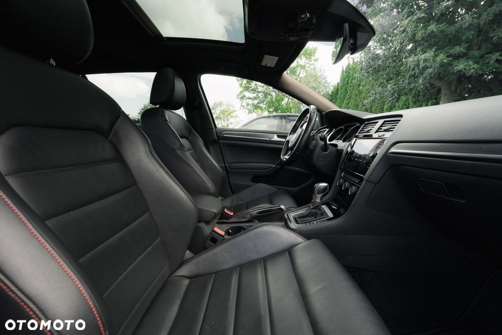 Volkswagen Golf - 34
