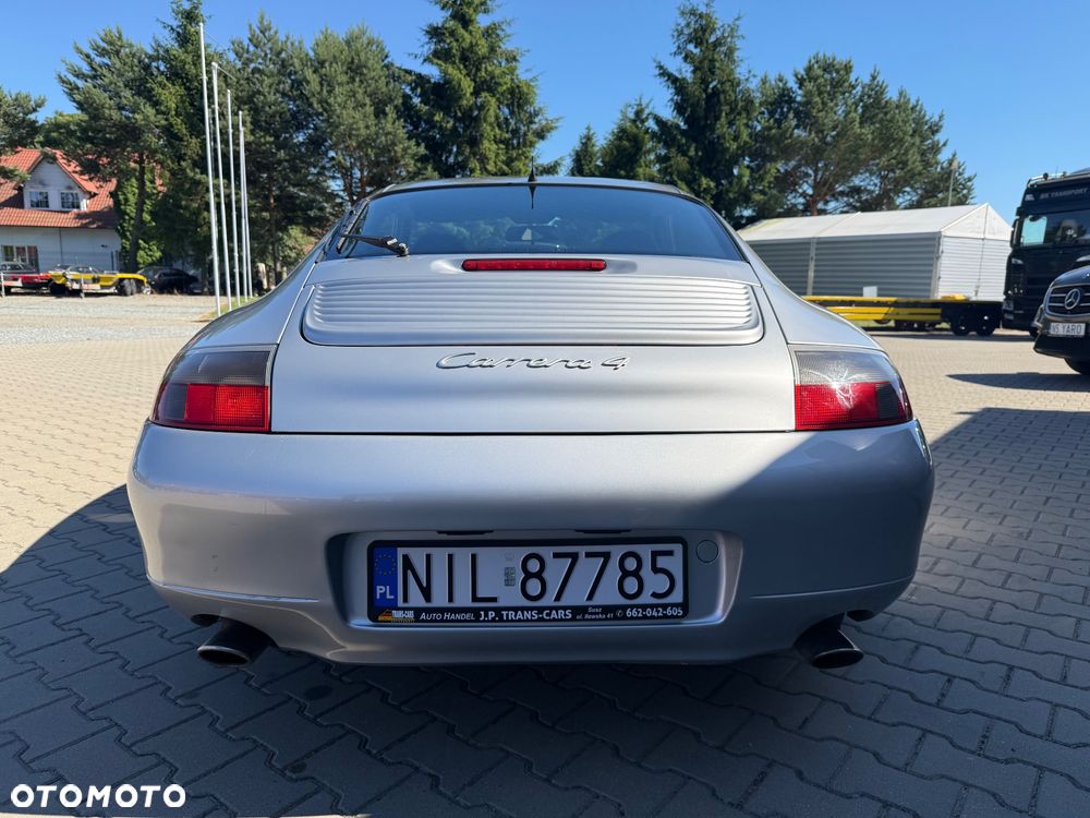 Porsche 911 Carrera 4 - 6