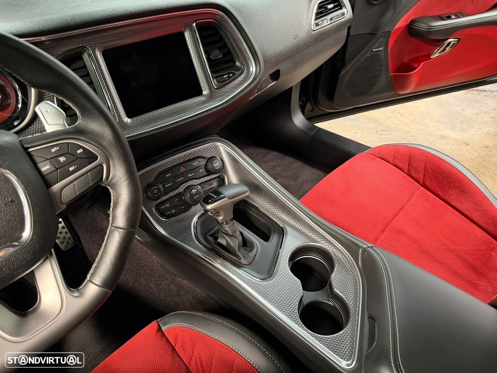 Dodge Challenger Auto SRT Hellcat - 38