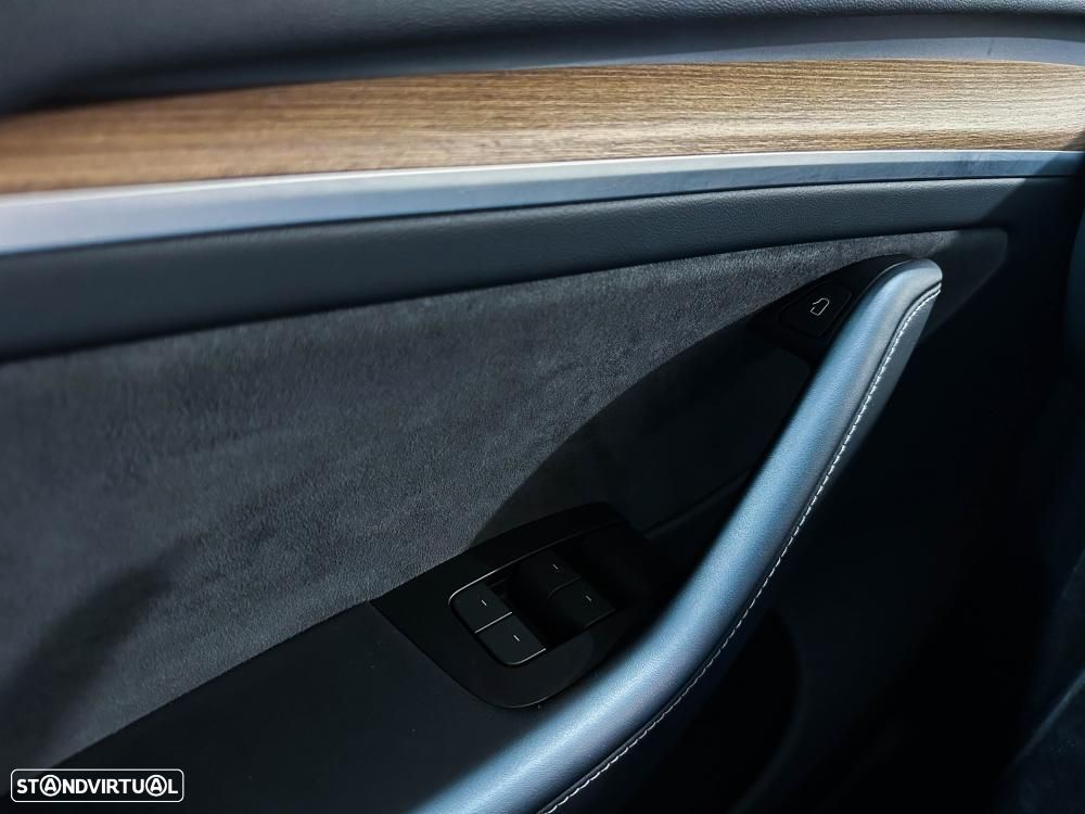 Tesla Model Y Performance Dual Motor AWD - 27