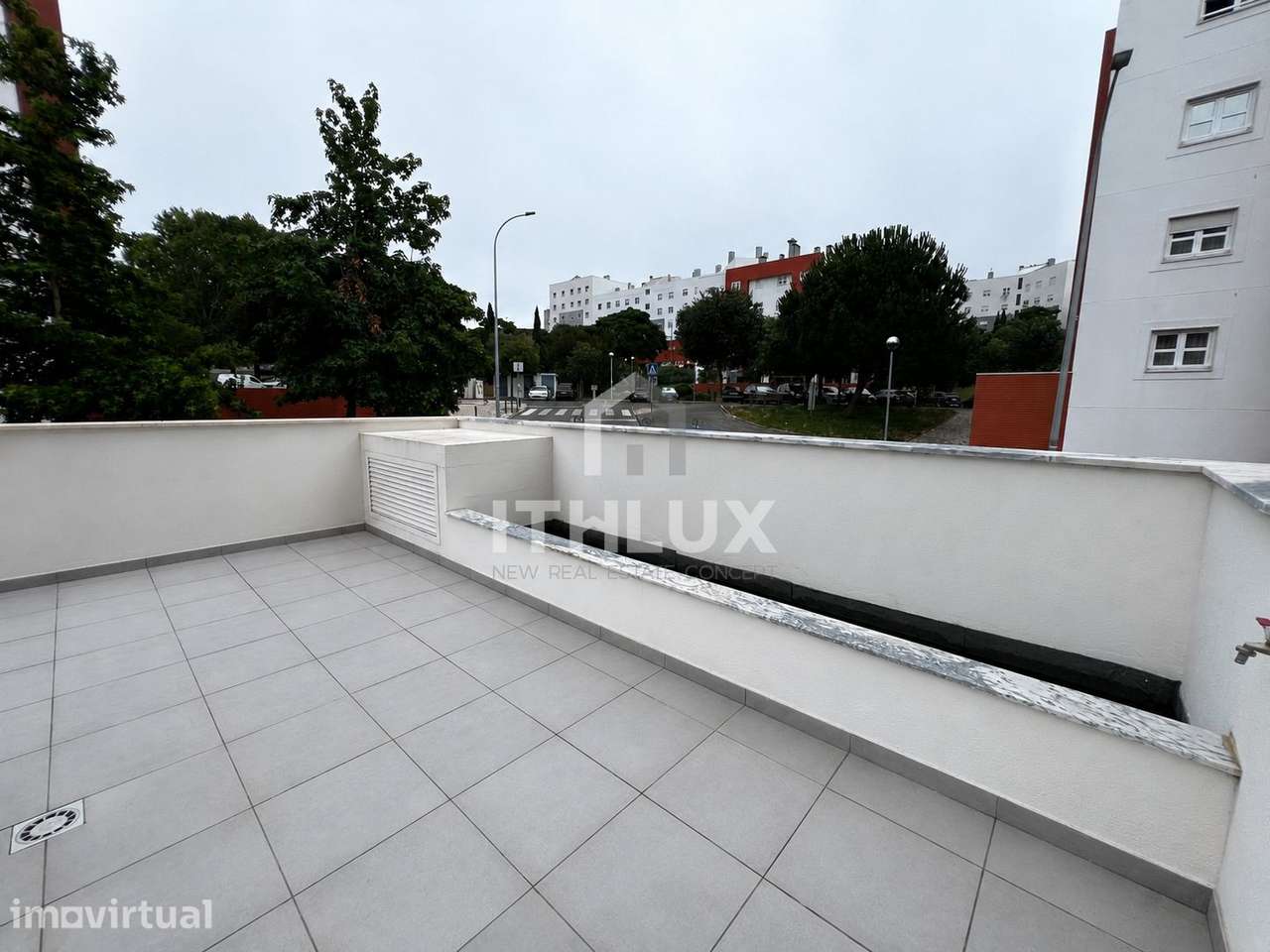 T2 com Suíte e Terraço Privativo de 60 m² — Urbanização Casas do Lago, - Grande imagem: 5/28