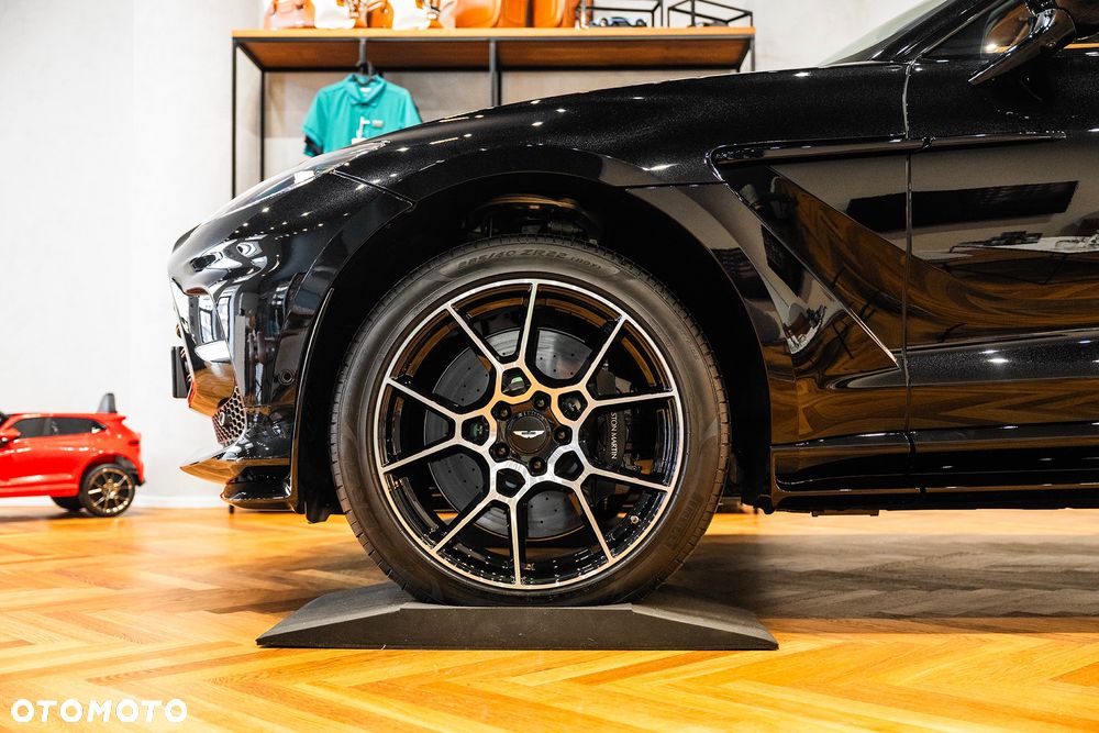 Aston Martin DBX - 4