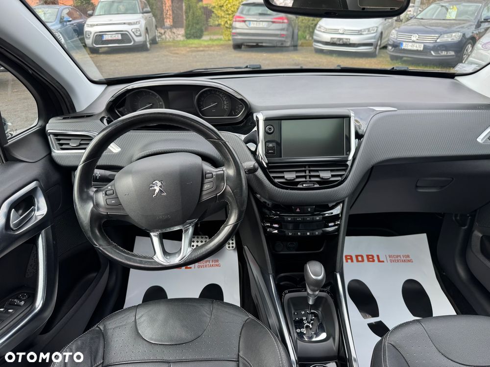 Peugeot 2008 1.2 Pure Tech GPF Signature S&S EAT6 - 26