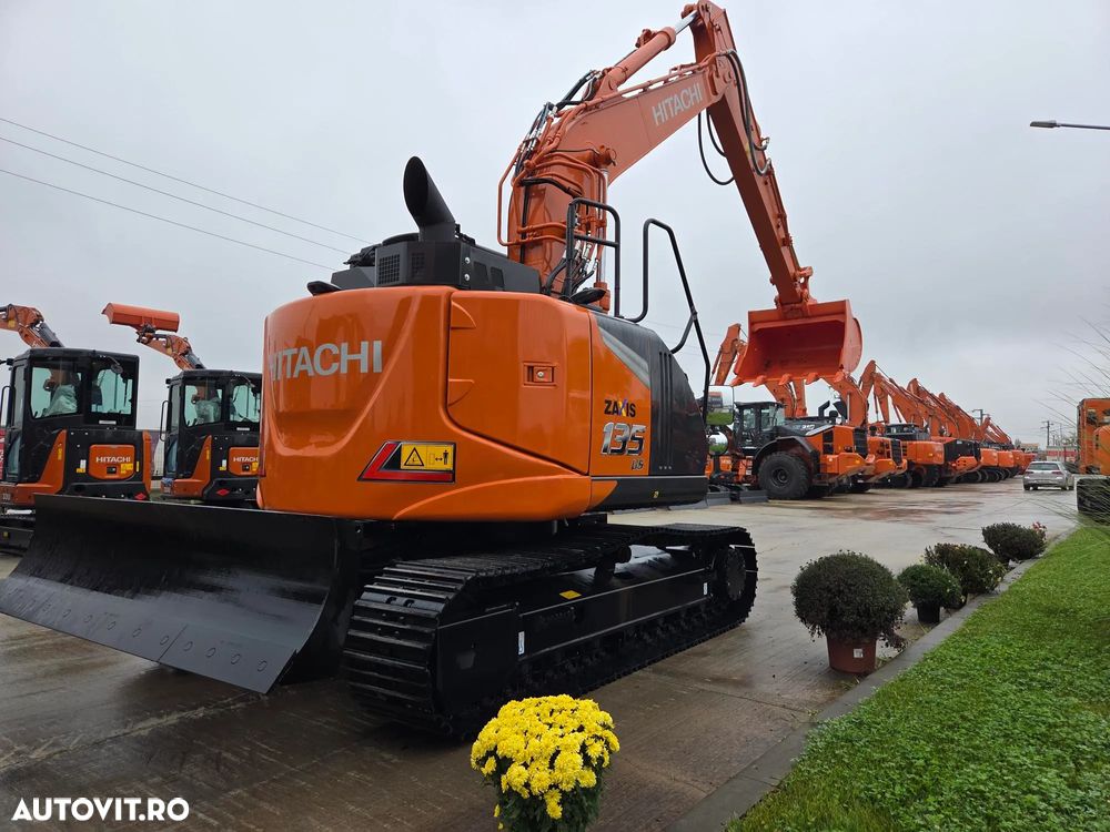 Hitachi ZX135-7, NOU, 2025, COMPACT-rotire gabarit senile, LAMA NIVELARE, Adancime sapaare 6m, Inst picon, camera spate, camere laterale, Consum 6l/h, Masa operationala 16t, Cupa 1,2m latime, Ridica 9t, latime 2,49m, leasing 5 ani ,PROMOTIE 133.900 Eur+Tva - 1
