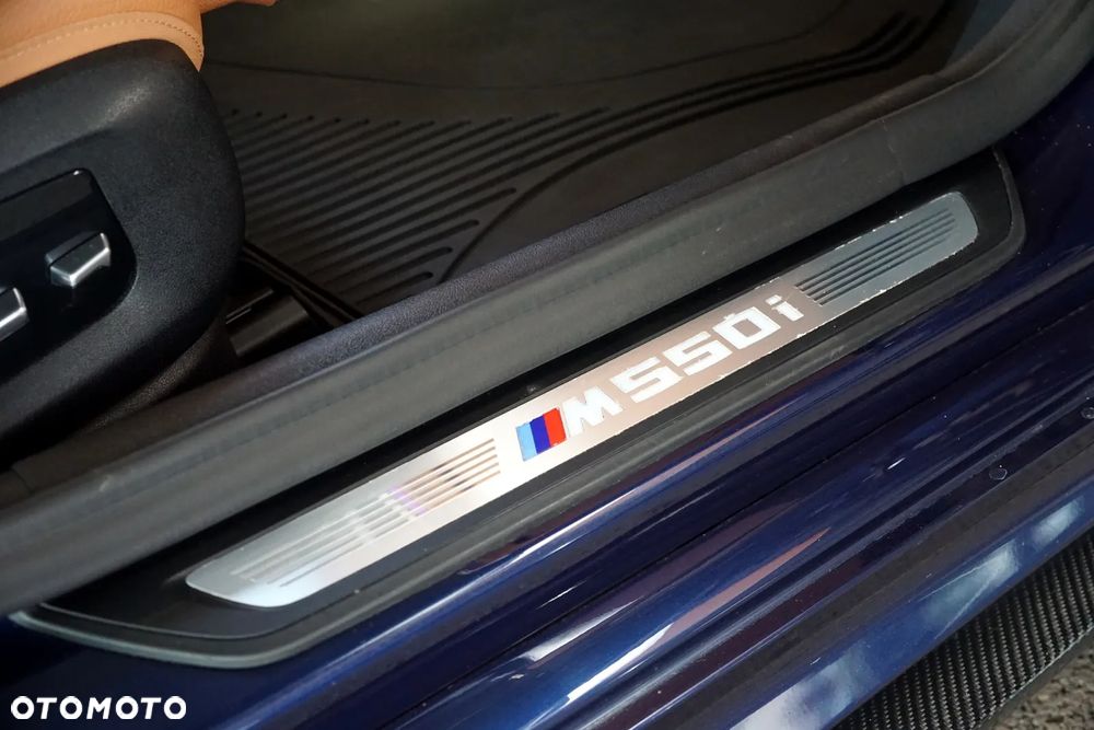 BMW Seria 5 M550i xDrive sport - 16