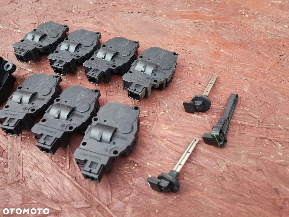BMW E70 / E70 LCI / E71 / E72 / E81 / E82 / E84 / E85 / E86 / E87 / E87 LCI / E88 / E89 / E90 / E90 LCI / E91 / E91 LCI / E92 / E92 LCI / E93 / E93 LCI / F15 / F16 / F21 / F22 / F25 / F26 / F30 / F31 / F32 / F33 / F34 / F36 / F39 / F80 / F80 LCI / F82 / F83 / F85 / F86 / I01 / I12. ORYGINALNE SILNICZKI REGULACJI KLAP NAGRZEWNICY / CZUJNIKI TEMPERATURY POWIETRZA WEWNĘTRZNEGO. O NR: 9 231 884 / 6 915 391 / 0 151 687 OEM. BARDZO DOBRY STAN TECHNICZNY. - 3