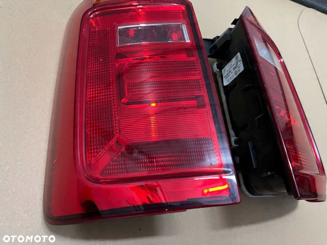 TYLNA LAMPA TYŁ VW CADDY 2K5 LEWA KLAPA WERSJA NA KLAPE 2K1945095N LEWA - 2