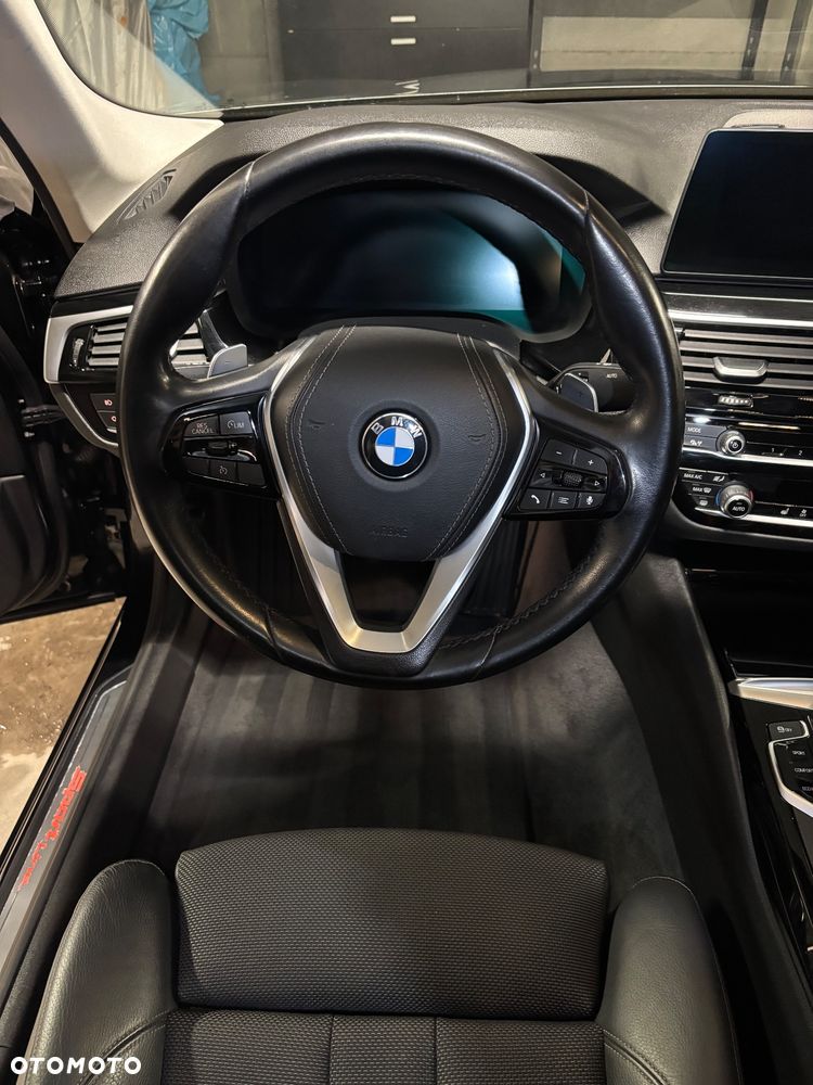 BMW Seria 5 518d - 13