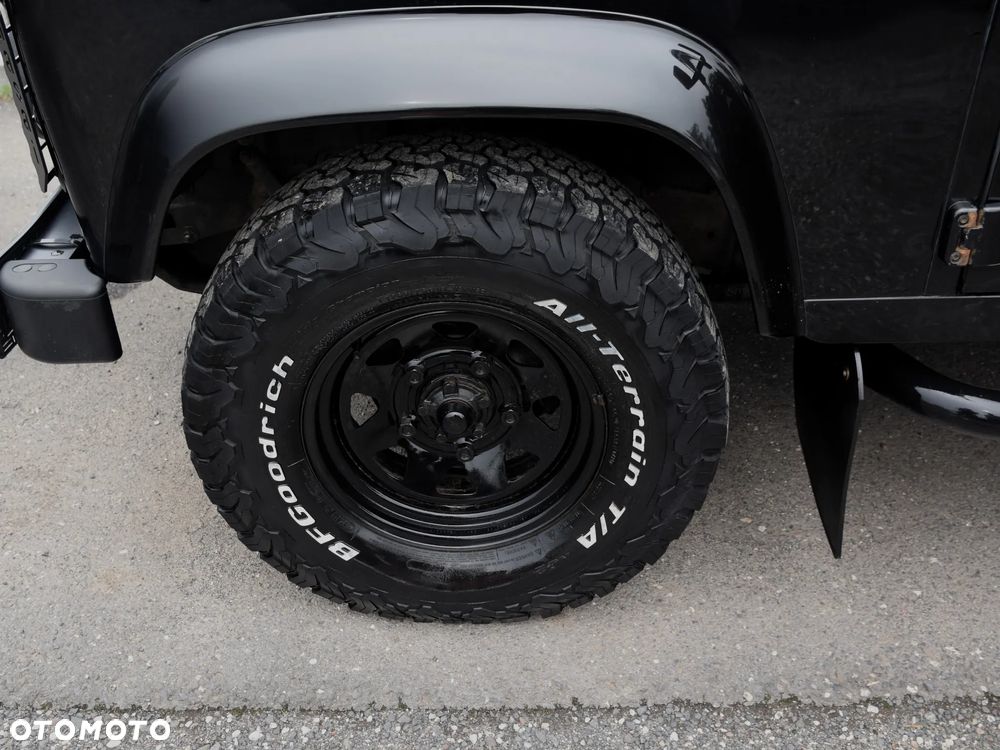 Land Rover Defender - 25