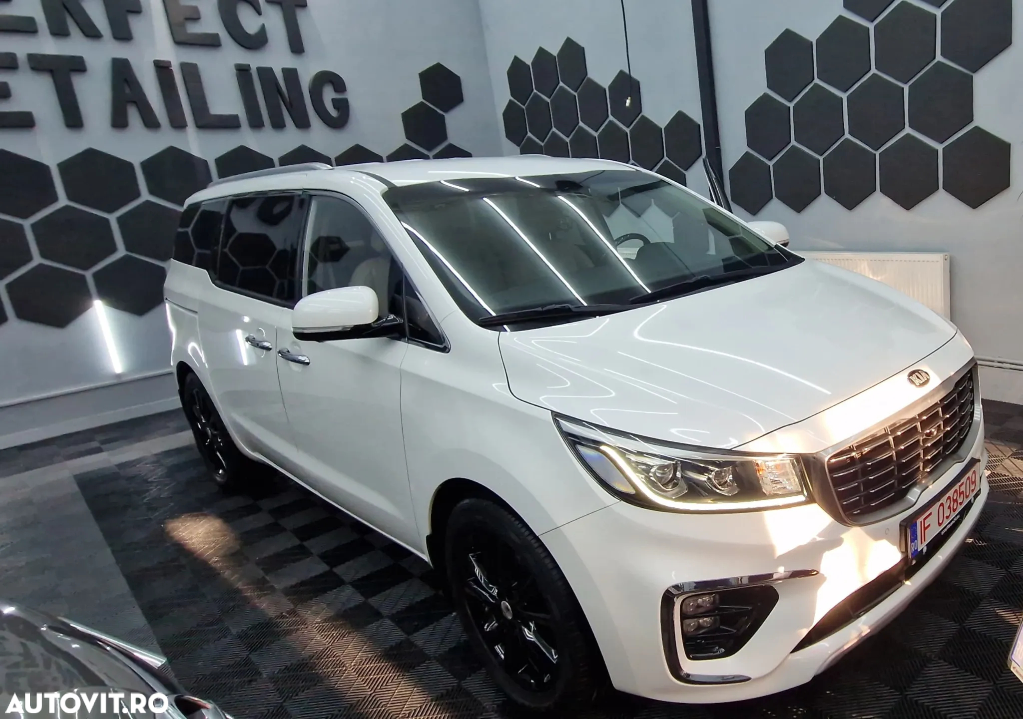 Kia Carnival - 4
