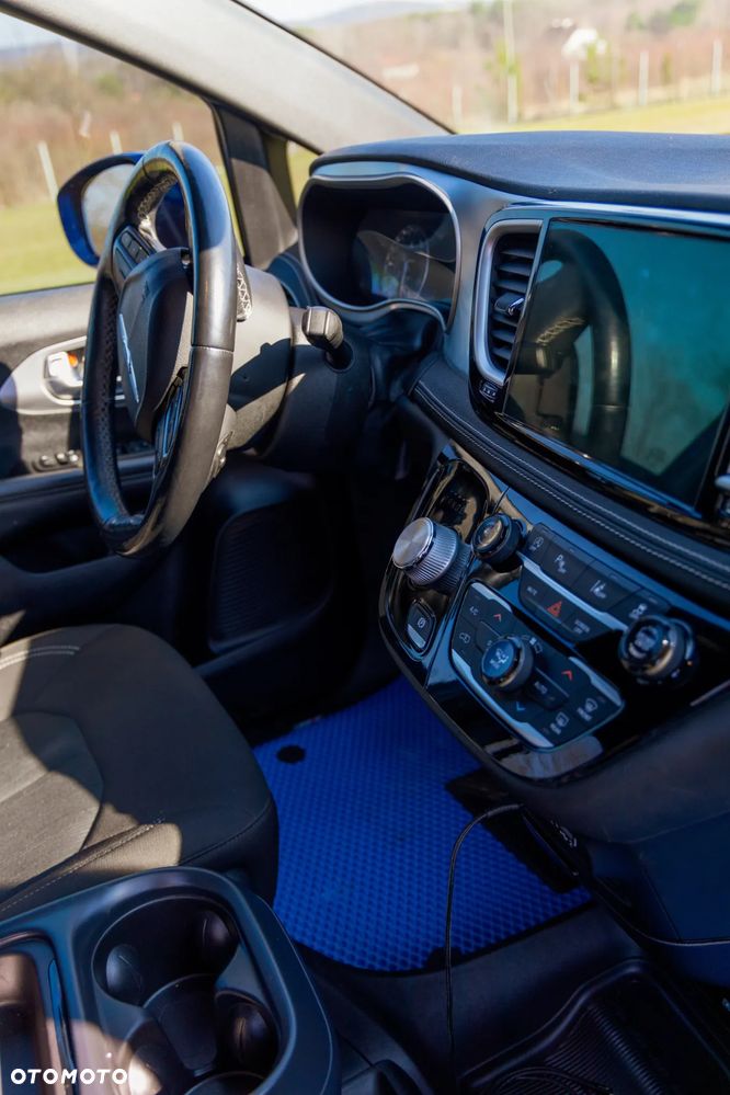 Chrysler Pacifica - 7