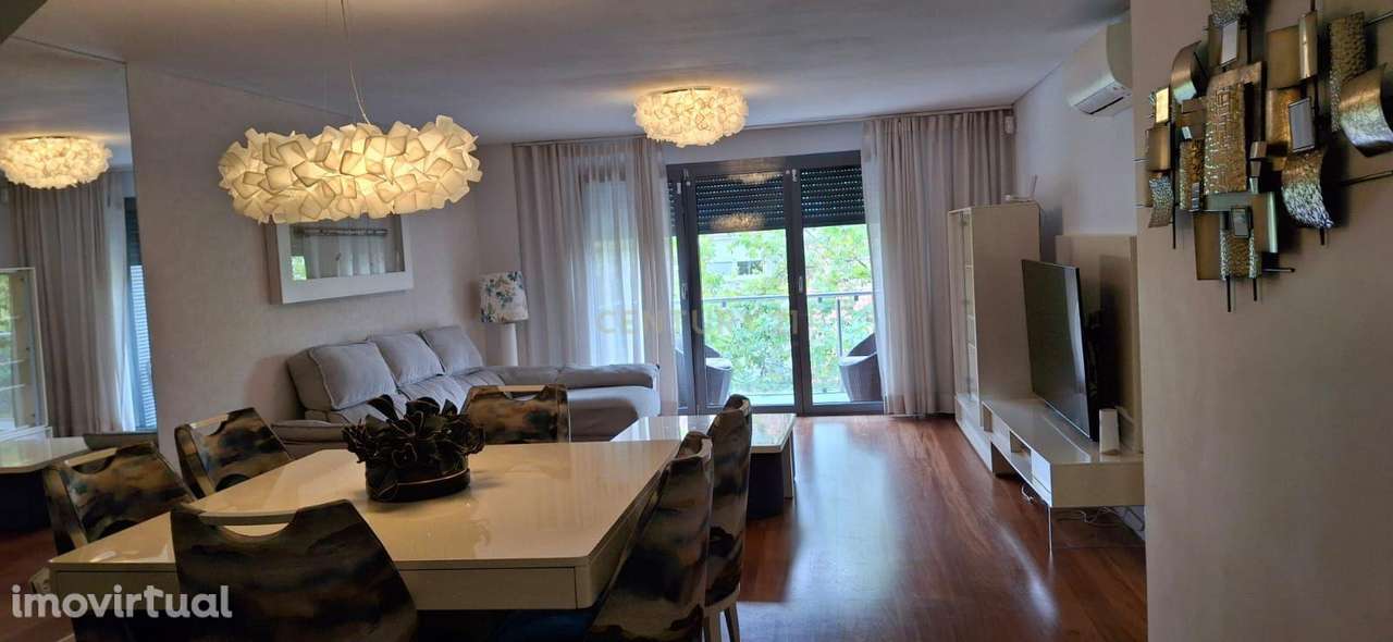 Luxuoso Duplex T4 em Benfica, Lisboa com Luz Natural Abundante - Grande imagem: 4/18