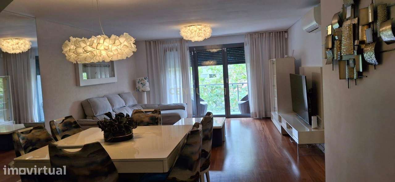 Luxuoso Duplex T4 em Benfica, Lisboa com Luz Natural Abundante - Grande imagem: 4/18