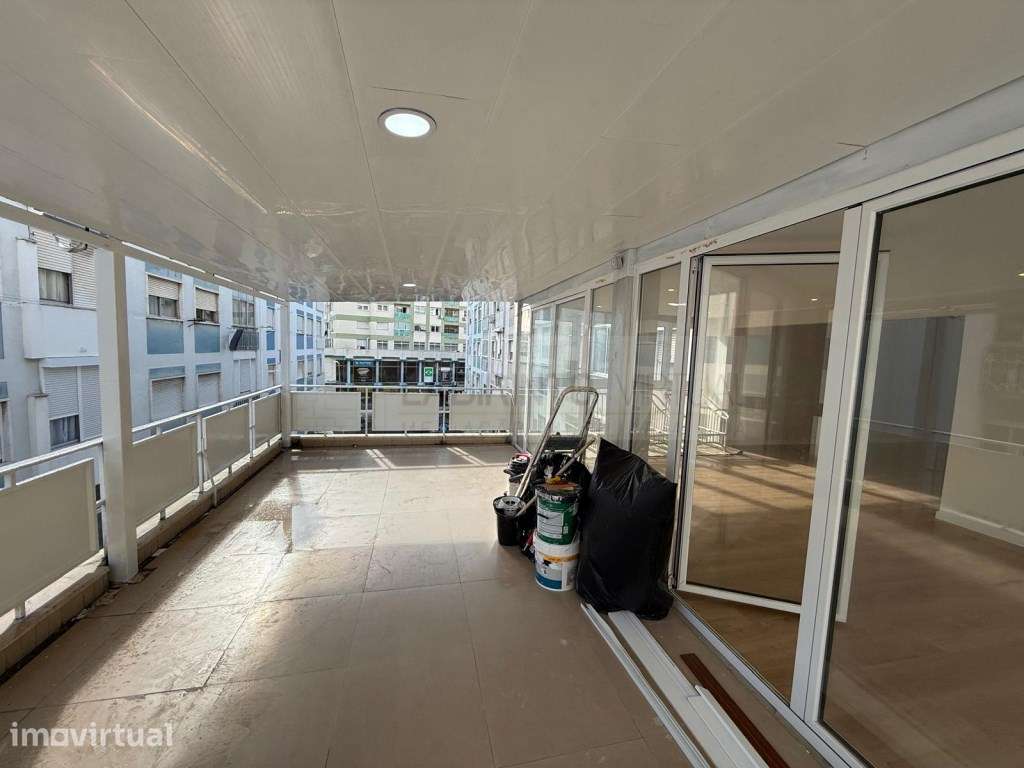 Vende-se T3 com terraço coberto e totalmente remodelado, no centro ... - Grande imagem: 2/16