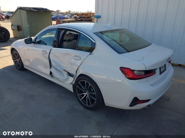 BMW Seria 3 330i Sport Line - 3