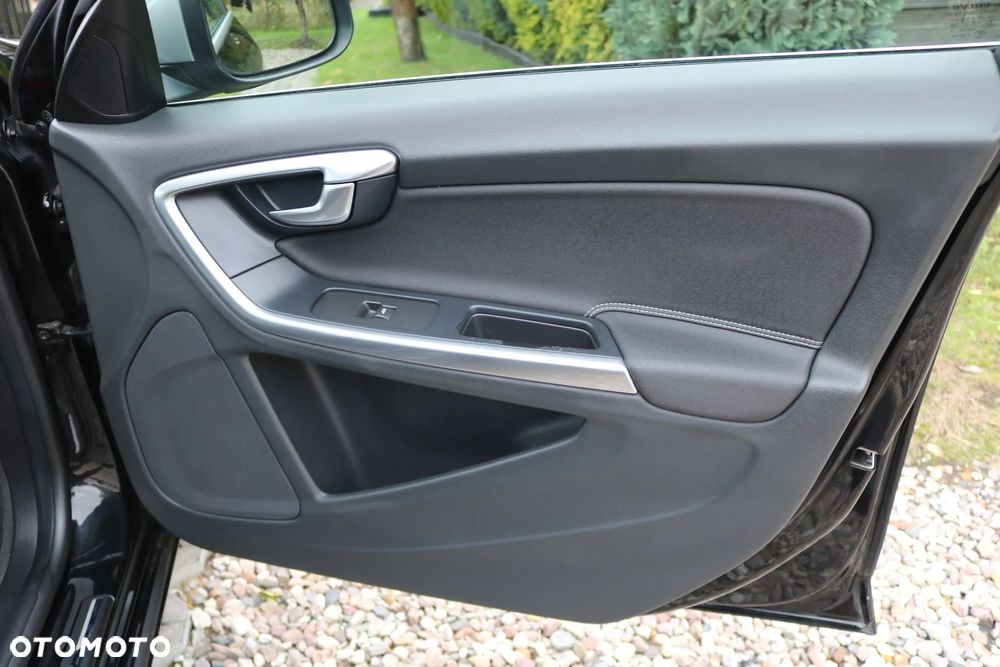 Volvo V60 D3 R-Design - 10