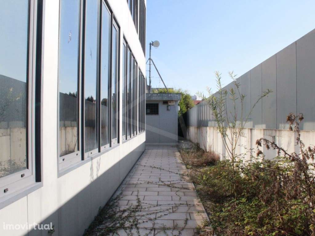 Edifício de Escritórios / Atividade industrial / Armazém em Cortegaça - Grande imagem: 3/60